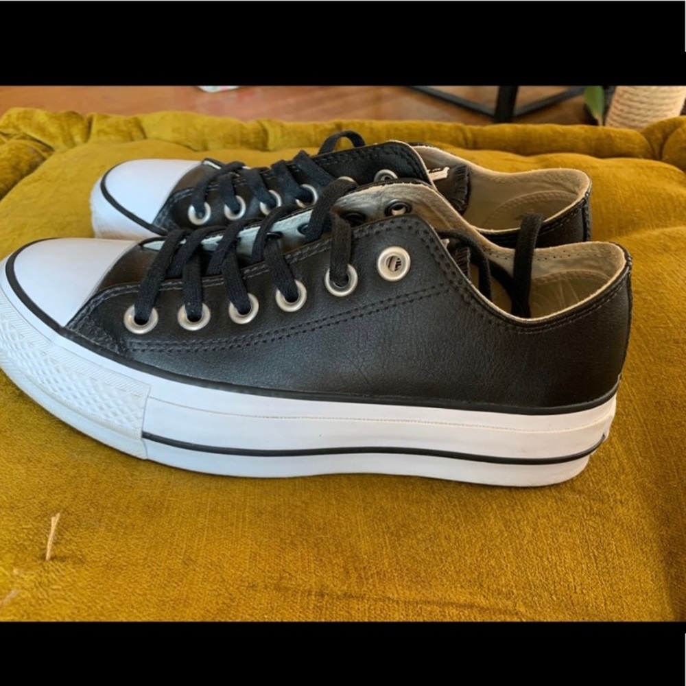 Leather low top platform converse Size 6